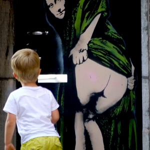 Enfant faisant face à une reprodcution de la Joconde montrant ses fesses - France  - collection de photos clin d'oeil, catégorie streetart